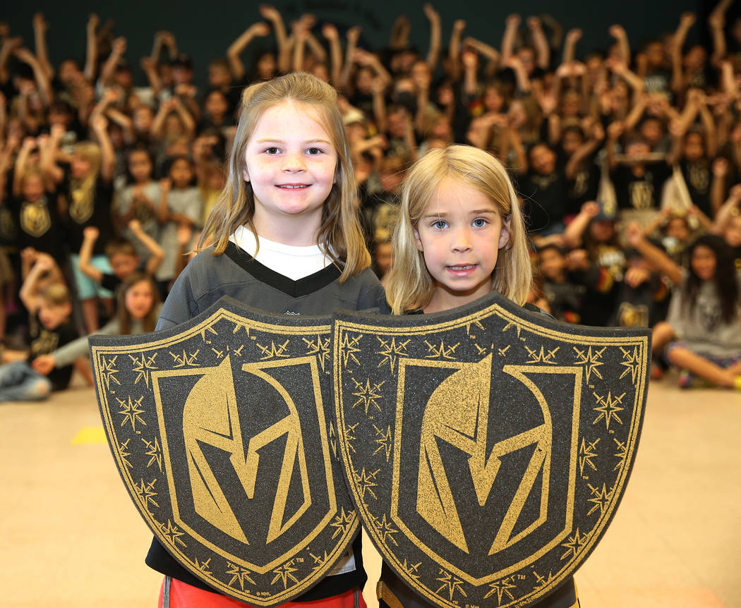 Harper Oduyk, 6, y Elon Sogge, 7, muestran su apoyo a los Vegas Golden Knights usando los colores del equipo durante la escuela en Las Vegas, el jueves 24 de mayo de 2018. Erik Verduzco Las Vegas ...