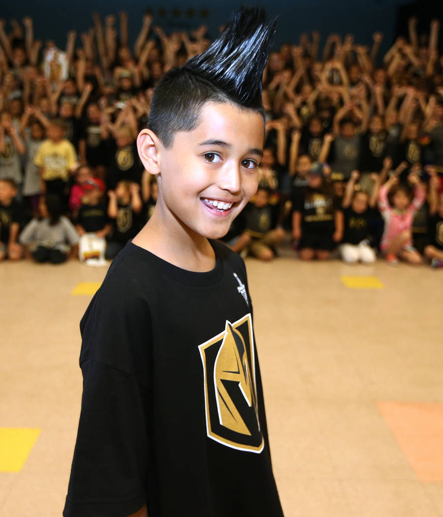Massimo Sánchez, de 10 años, muestra su apoyo a Vegas Golden Knights vistiendo los colores del equipo durante la escuela en Las Vegas, el jueves 24 de mayo de 2018. Erik Verduzco Las Vegas Revie ...