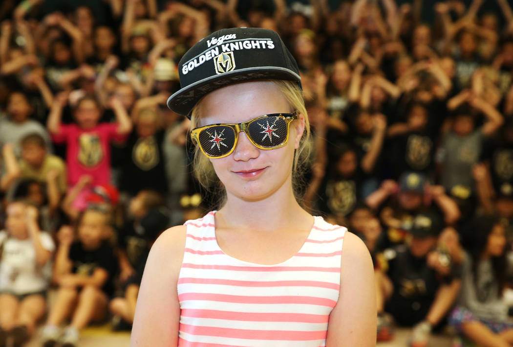 Natalie Fuciman, de 11 años, muestra su apoyo a Vegas Golden Knights vistiendo los colores del equipo durante la escuela en Las Vegas, el jueves 24 de mayo de 2018. Erik Verduzco Las Vegas Review ...