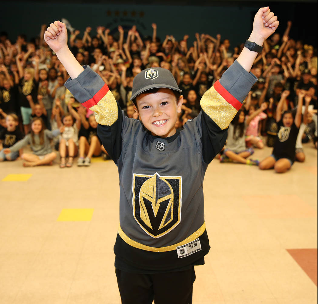 John Acevedo, 8, muestra su apoyo a Vegas Golden Knights vistiendo los colores del equipo durante la escuela en Las Vegas, el jueves 24 de mayo de 2018. Erik Verduzco Las Vegas Review-Journal @Eri ...