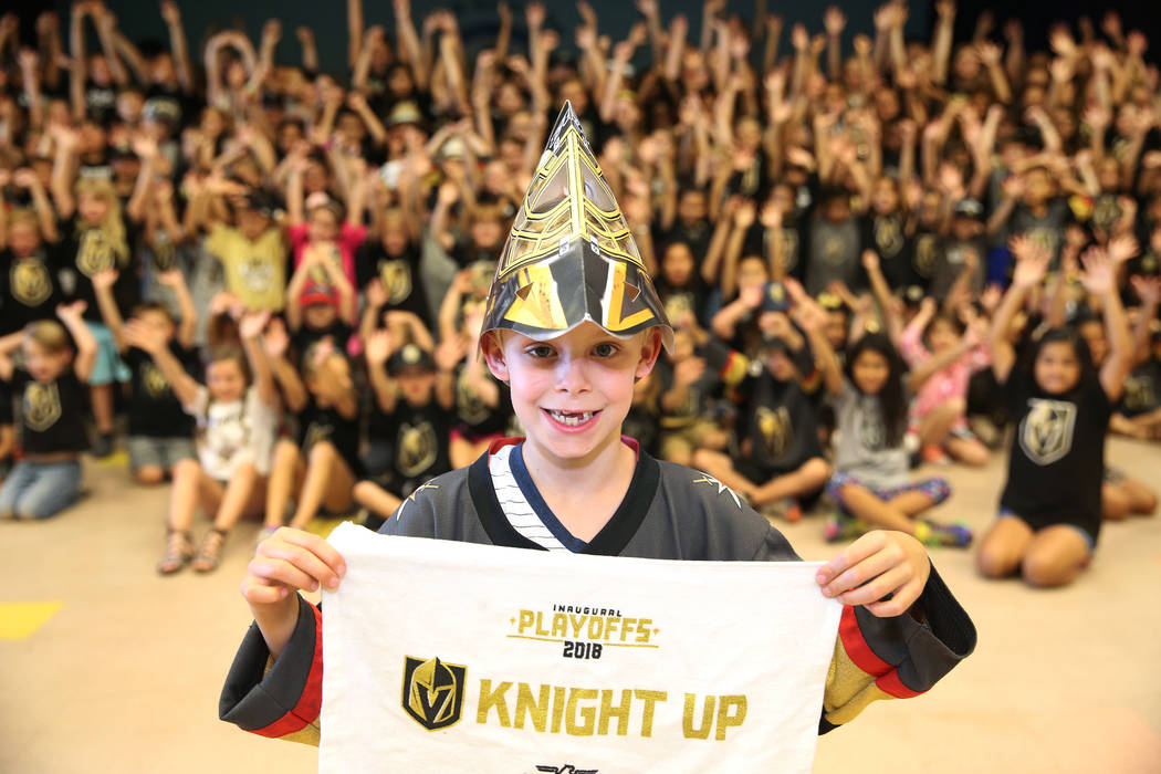 Liam Shaw, de 7 años, muestra su apoyo a Vegas Golden Knights vistiendo los colores del equipo durante la escuela en Las Vegas, el jueves 24 de mayo de 2018. Erik Verduzco Las Vegas Review-Journa ...