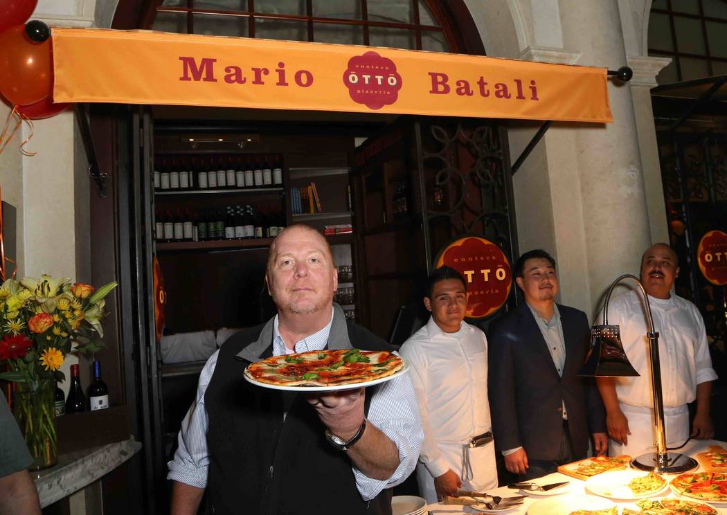 Días después de que se presentaran nuevas acusaciones de mala conducta sexual contra el famoso chef Mario Batali, su empresa anunció que cerrará sus tres restaurantes de Las Vegas, que incluye ...