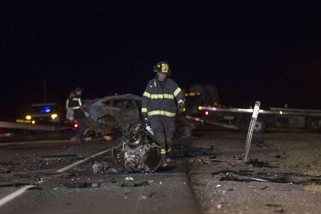 Los trabajadores en la escena de la colisión en la carretera estadounidense 95, cerca del valle de Amargosa en el condado de Nye, el domingo 20 de mayo de 2018. (Rachel Aston Las Vegas Review-Jou ...