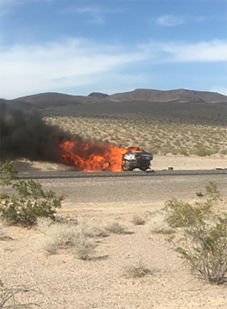 Se muestra un vehículo después de un accidente múltiple en la carretera US 95, cerca del valle Amargosa en el condado de Nye, el domingo 20 de mayo de 2018. (Nevada Highway Patrol)