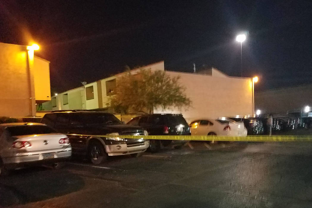 La policía de Las Vegas investiga un homicidio en la cuadra 100 de Martin Luther King Boulevard, cerca de Bonanza Road, el jueves 24 de mayo de 2018. (Mike Shoro / Las Vegas Review-Journal)