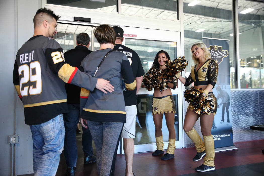 Golden Aces: Maria Martucci, izquierda, y Taylor Norton saludan a los fanáticos de la práctica de Vegas Golden Knights en City National Arena en Las Vegas, el jueves 24 de mayo de 2018. Erik Ver ...