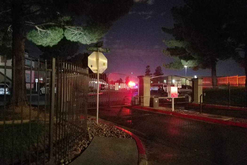 La policía de Las Vegas investiga un tiroteo fatal en la cuadra 3100 de Key Largo Drive, cerca de Tropicana Avenue y Pecos Road el martes 29 de mayo de 2018. (Mike Shoro / Las Vegas Review-Journal)