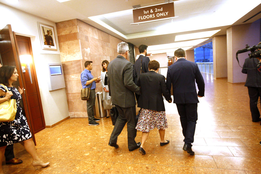 Gavin Cox sale de la corte con su esposa Minh-Hahn Cox en el Centro de Justicia Regional en Las Vegas, el martes 29 de mayo de 2018. Gavin Cox demandó al ilusionista David Copperfield por las les ...