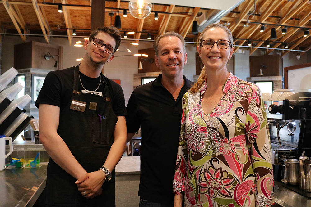 Desde la izquierda, Anthony, Brad y Deanna Richard abrieron Peet's Coffee, el primer café independiente del minorista de café nacional, en Summerlin este año. (Madelyn Reese / Las Vegas Review- ...