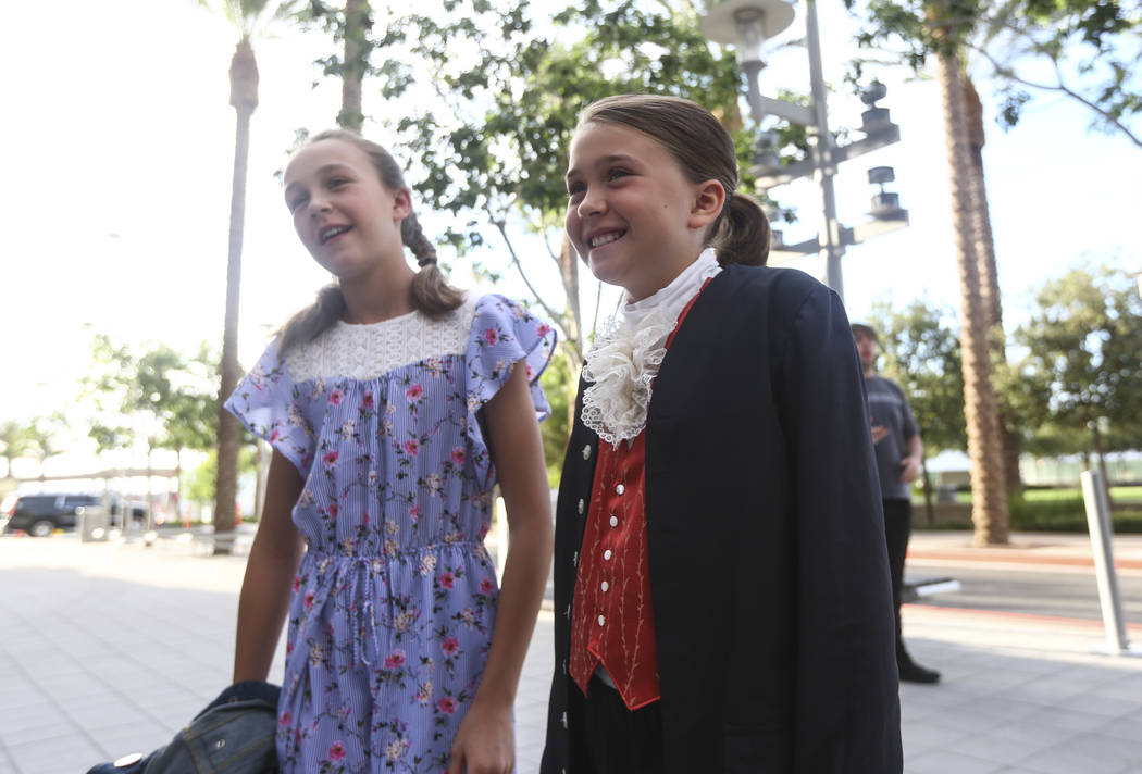 Eva Houston, de nueve años, de Reno, derecha, y su hermana Lily, de 11, hablan sobre "Hamilton" cuando llegan para la noche de apertura en Reynolds Hall en The Smith Center en Las Vegas el martes ...