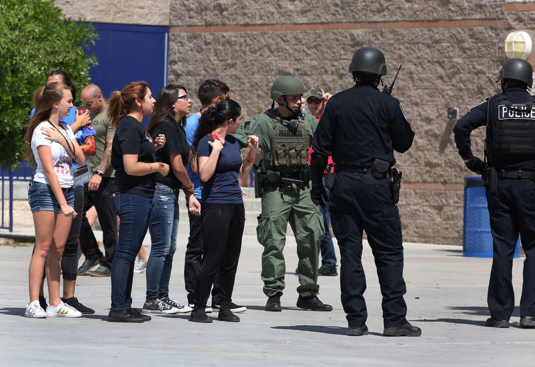 Los agentes de policía de Las Vegas llevan a cabo un simulacro de tiroteo masivo con estudiantes, coordinado por el Departamento de Policía Metropolitana y varias agencias en el área, en Shadow ...