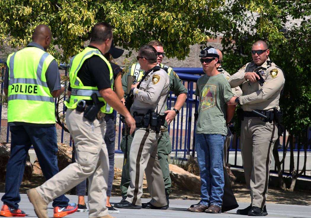 Los agentes de policía de Las Vegas rodearon a un sospechoso durante un simulacro de tiroteo masivo, coordinado por el Departamento de Policía Metropolitana y varias agencias en el área, en Sha ...