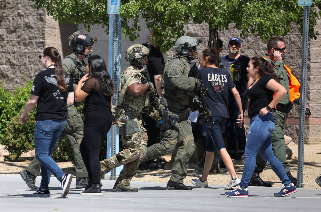 Los miembros del equipo SWAT de Las Vegas apuntan sus armas cuando se acercan a Shadow Ridge High School donde el miércoles 30 de mayo de 2018, en Las Vegas, se realizó un simulacro de tiroteo m ...