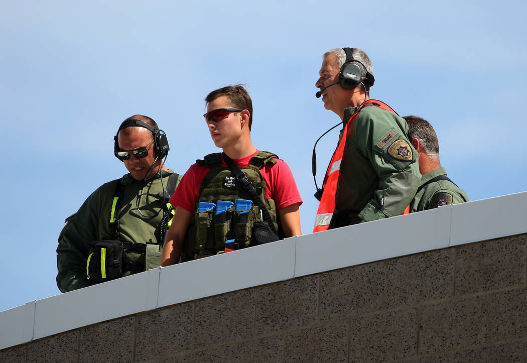 Los oficiales de policía de Las Vegas son vistos durante un simulacro de fusilamiento masivo, coordinado por el Departamento de Policía Metropolitana y varias agencias en el área, en Shadow Rid ...