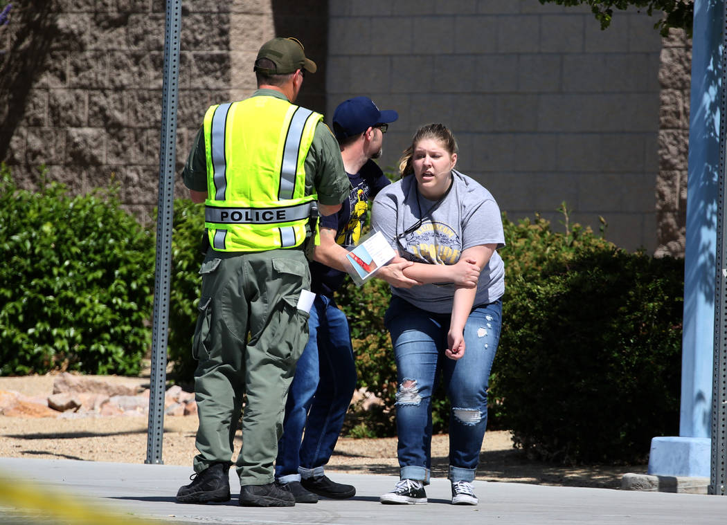 Un oficial de policía de Las Vegas realiza un simulacro de tiroteo masivo con estudiantes, coordinado por el Departamento de Policía Metropolitana y varias agencias en el área, en Shadow Ridge ...