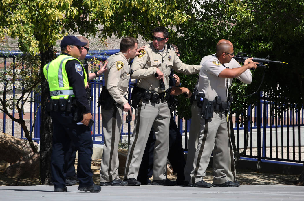 Los oficiales de policía de Las Vegas apuntan sus armas cuando se acercan a Shadow Ridge High School donde el miércoles 30 de mayo de 2018, en Las Vegas, se realizó un simulacro de tiroteo masi ...