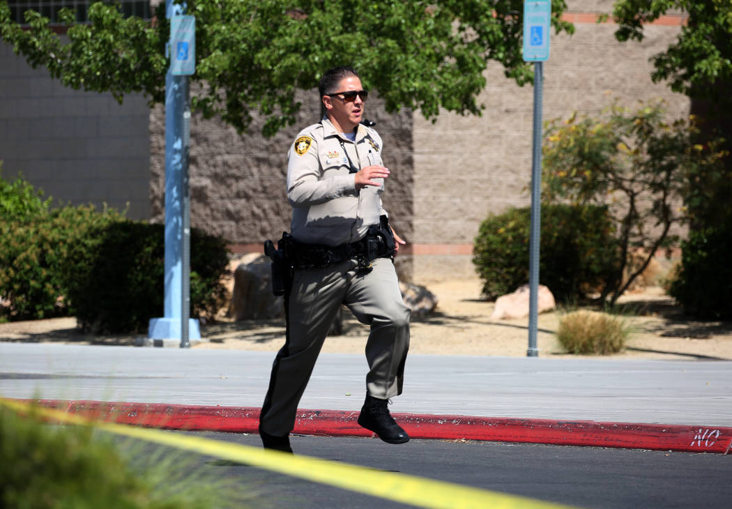 Un oficial de policía de Las Vegas regresa a su vehículo durante un simulacro de tiroteo masivo, coordinado por el Departamento de Policía Metropolitana y varias agencias en el área, en Shadow ...