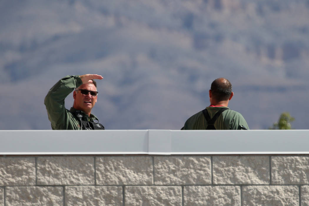 Los agentes de policía de Las Vegas son vistos en el techo de Shadow Ridge High School durante un simulacro de tiroteo masivo, coordinado por el Departamento de Policía Metropolitana y varias ag ...