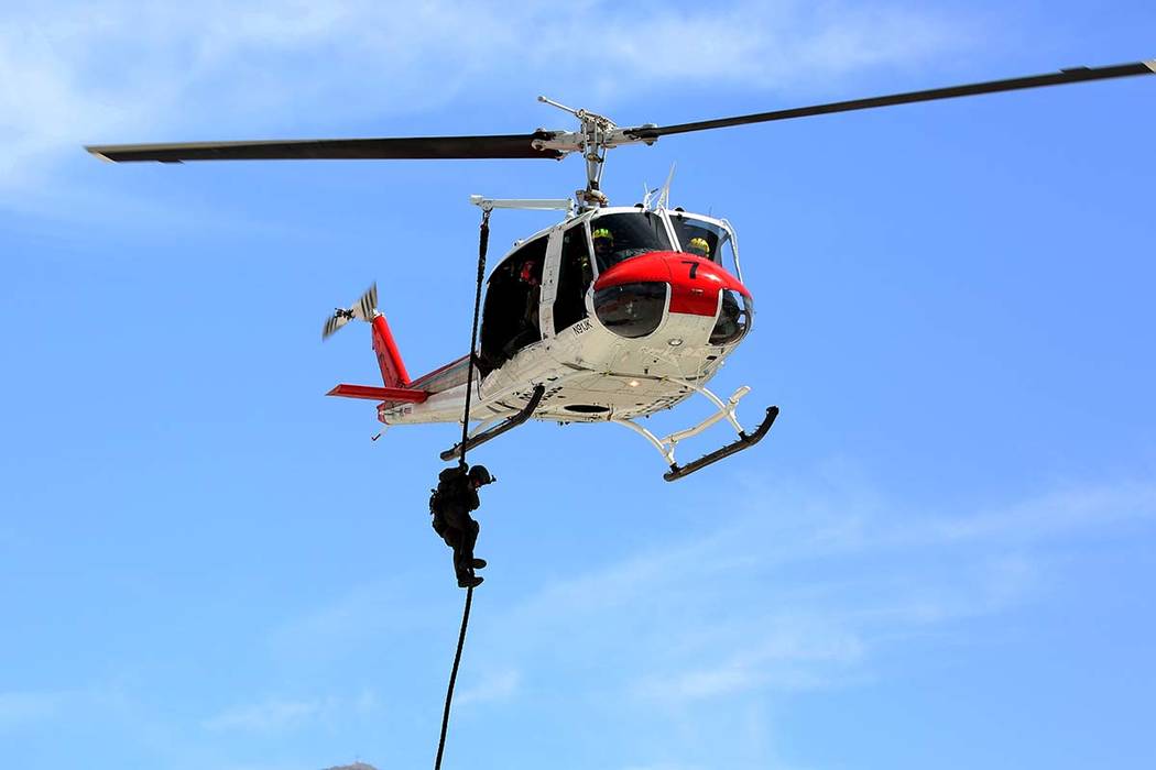 Un miembro del equipo SWAT de Las Vegas desciende del helicóptero de rescate durante un simulacro de fusilamiento masivo, coordinado por el Departamento de Policía Metropolitana y varias agencia ...