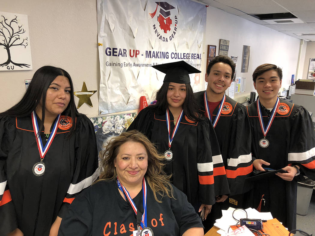 Joanie Mares (sentada) con un grupo de graduados de Nevada Gear Up. El 24 de mayo de 2018, en la preparatoria Chaparral High School. Foto Valdemar González / El Tiempo - Contribuidor.