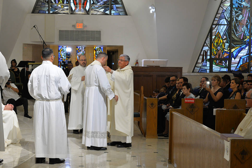 Miguel Corral fue ordenado como nuevo sacerdote, el primero de la administración del nuevo Obispo Thomas. Fue asignado a la parroquia San Francisco de Sales. A la ceremonia acudieron familiares y ...