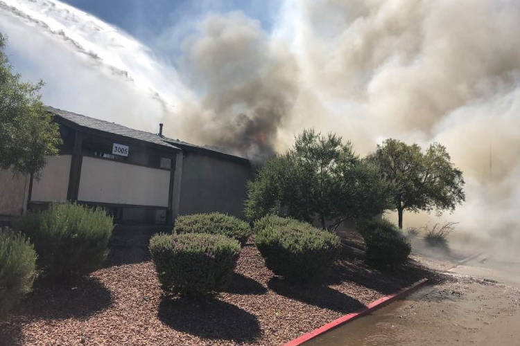 El incendio del domingo en 3005 Saint George St., cerca de Cheyenne Avenue y Civic Center Drive, desplazó a siete personas que vivían en el fourplex. (Departamento de Bomberos de North Las Vegas)