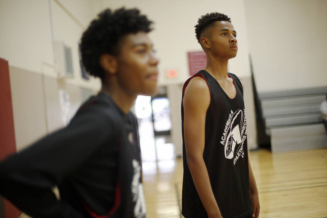 Khalid King, 16, desde la izquierda, D'Andre Burnett, y Jordan McGriff, 17, esperan su turno durante la práctica de baloncesto para LV Stars en el Complejo Deportivo Chuck Minker en Las Vegas, el ...