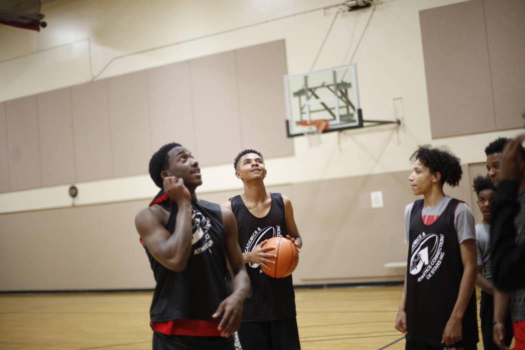 Khalid King, 16, desde la izquierda, D'Andre Burnett, y Jordan McGriff, 17, esperan su turno durante la práctica de baloncesto para LV Stars en el Complejo Deportivo Chuck Minker en Las Vegas, el ...