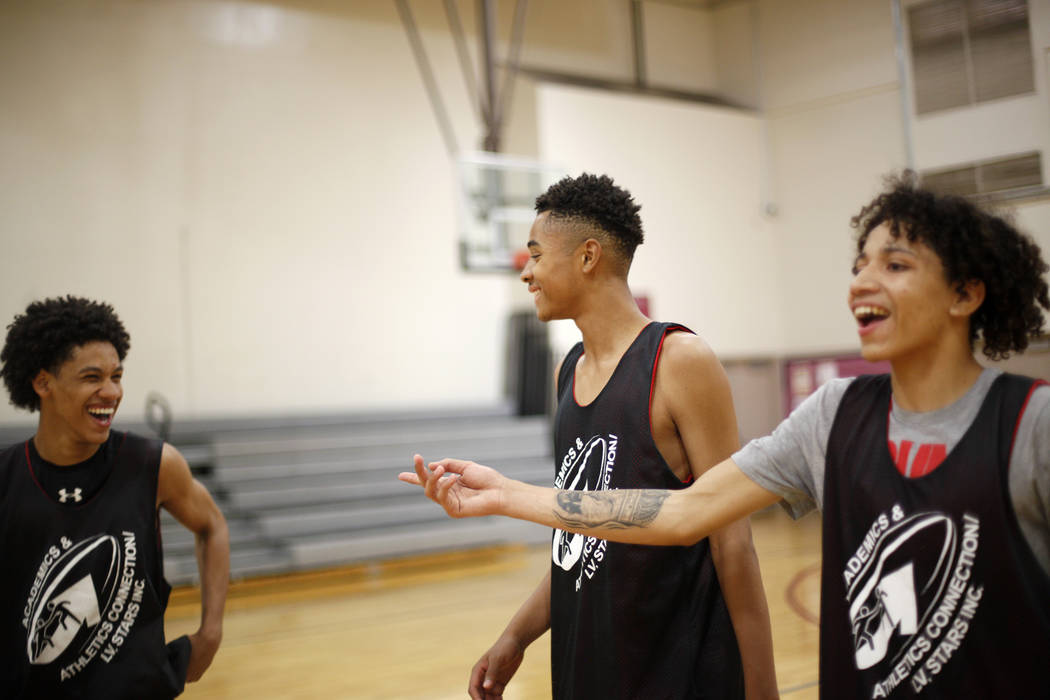 Jordan Carter, de 18 años, desde la izquierda, D'Andre Burnett y Jordan McGriff se ríen durante la práctica de baloncesto para LV Stars en el Complejo Deportivo Chuck Minker en Las Vegas, el ma ...