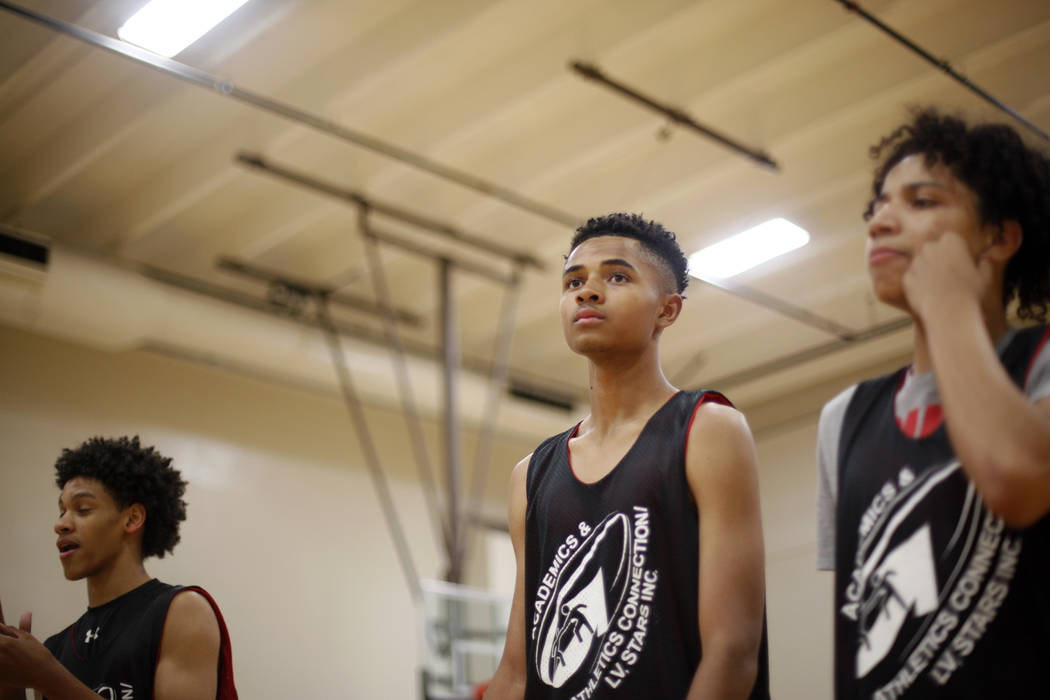 Jordan Carter, de 18 años, desde la izquierda, D'Andre Burnett y Jordan McGriff escuchan las instrucciones durante la práctica de baloncesto para LV Stars en el complejo deportivo Chuck Minker e ...