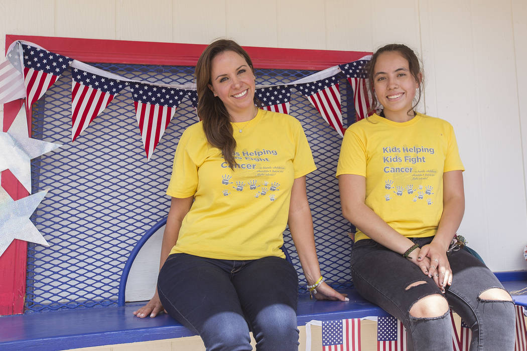 Felicia Nakhla, izquierda, y su sobrina Alexandra Elliott, 16, en Sunset Park en Las Vegas, martes 29 de mayo de 2018. Nakhla y Elliott están preparándose para organizar su quinta limonada "trib ...