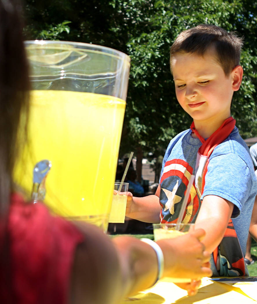 Adam Kemper, de 9 años, trabaja durante una recaudación de fondos para Alex's Lemonade Stand Foundation, una fundación nacional contra el cáncer infantil, en Sunset Park en Las Vegas, domingo ...