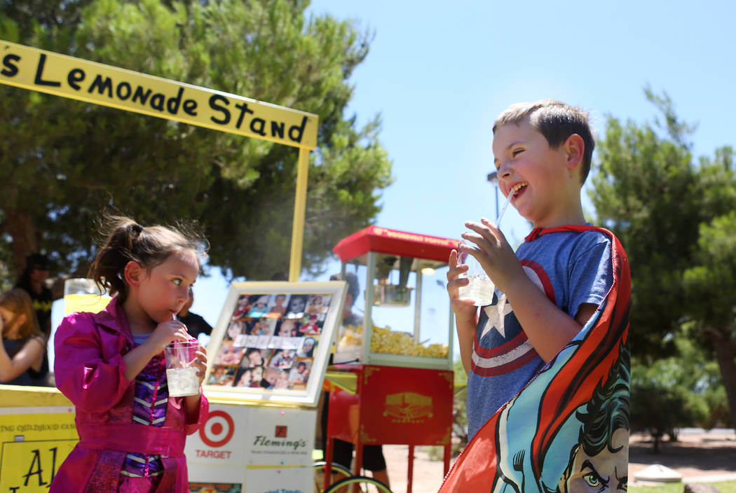 Zoey Blascovich, de 5, izquierda, y Adam Kemper, de 9, toman su limonada durante una recaudación de fondos para Alex's Lemonade Stand Foundation, una fundación nacional contra el cáncer infanti ...