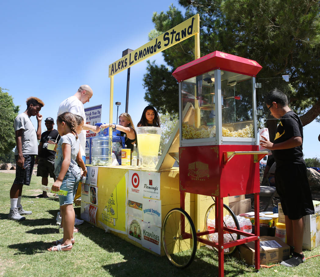 Bebidas y palomitas de maíz servidas en la recaudación de fondos de Alex's Lemonade Stand Foundation para la investigación de cáncer infantil en Sunset Park en Las Vegas, domingo, 4 de junio d ...