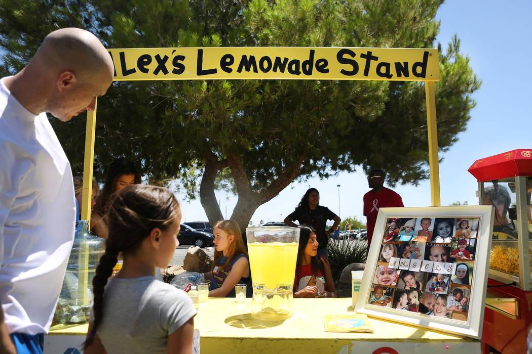 Bebidas y palomitas de maíz servidas en la recaudación de fondos de Alex's Lemonade Stand Foundation para la investigación de cáncer infantil en Sunset Park en Las Vegas, domingo, 4 de junio d ...