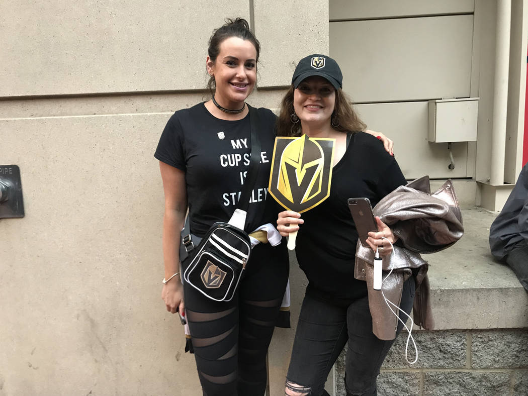Jillian Engel y Christina Bonner viajaron desde Las Vegas para apoyar a los Golden Knights en la Stanley Cup Final. Sábado 2 de junio de 2018 en Capital One Arena de Washington DC. Foto Anthony A ...