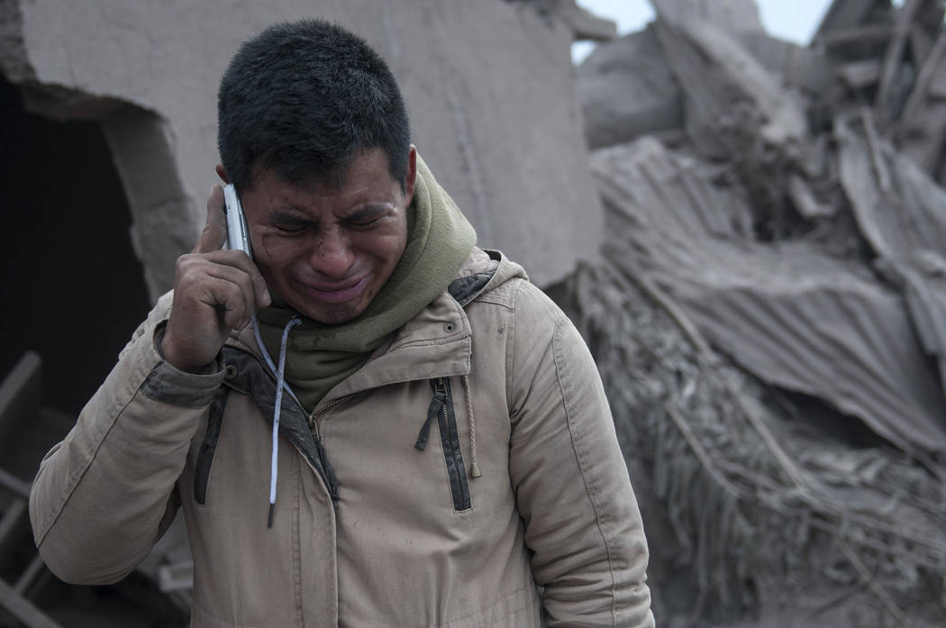 Boris Rodríguez, de 24 años, que está buscando a su esposa, llora después de ver el estado de su vecindario, destruido por el Volcán de Fuego en erupción, en Escuintla, Guatemala, el lunes 4 ...