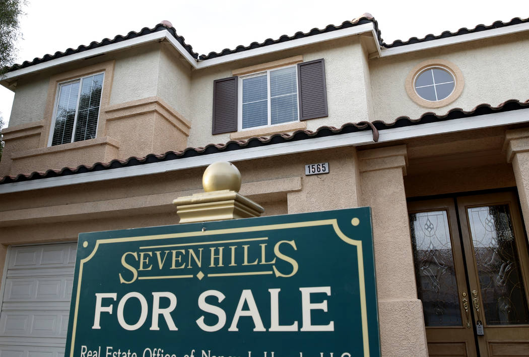 Una señal de venta se muestra en una casa de Ravanusa Drive cerca de Seven Hills Drive en Henderson en 2017. (Bizuayehu Tesfaye Las Vegas Review-Journal)