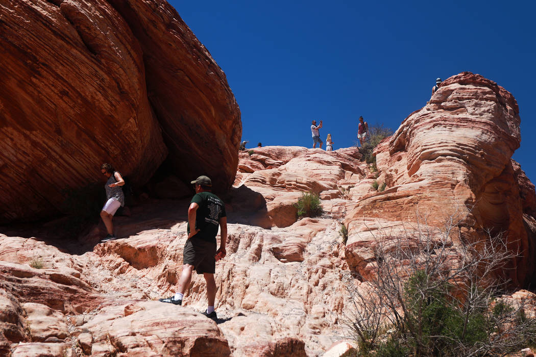 Los visitantes caminan por el Área Nacional de Conservación Red Rock Canyon en Las Vegas el lunes 7 de mayo de 2018. (Andrea Cornejo / Las Vegas Review-Journal) @dreacornejo