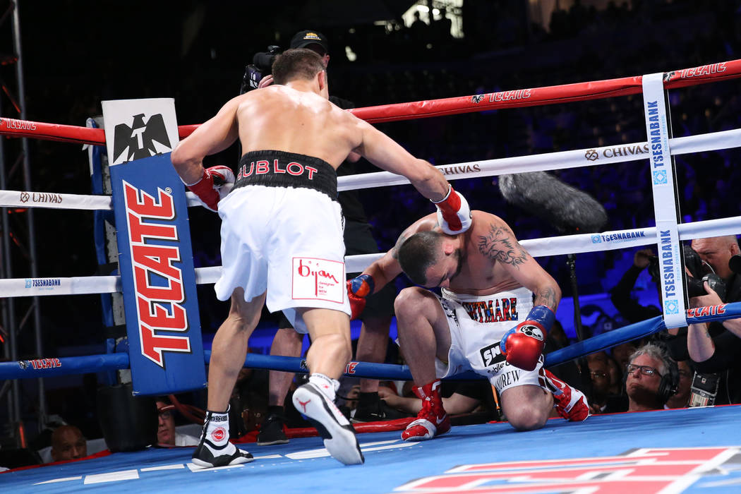 Gennady Golovkin, izquierda, conecta un golpe al nocaut contra Vanes Martirosyan en la segunda ronda de la pelea de campeonato de peso medio WBC y AMB en el StubHub Center en Carson, California, e ...
