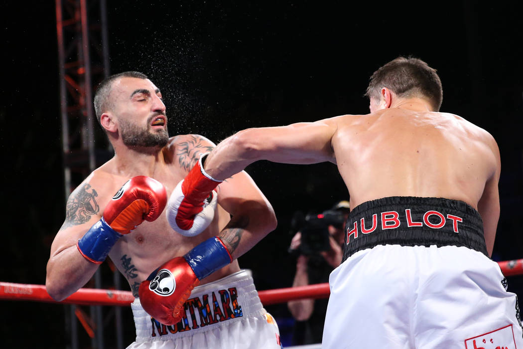 Gennady Golovkin, izquierda, conecta un golpe al nocaut contra Vanes Martirosyan en la segunda ronda de la pelea de campeonato de peso medio WBC y AMB en el StubHub Center en Carson, California, e ...