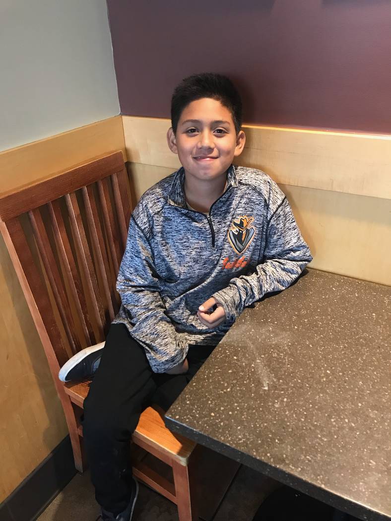 Jayden Zelaya-Ramos, de 10 años, se sienta con su abuela y tutor legal el 1 de mayo de 2018. Jayden acaba de describir cómo su maestro de quinto grado, Jason Wright, esposo de la presidenta de l ...