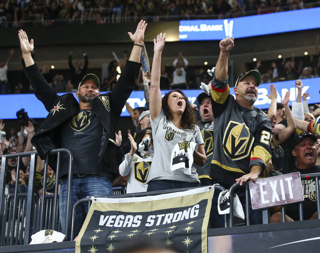 Los seguidores de Las Vegas aplaudieron a su equipo y le reconocieron la histórica y emocionante temporada que les brindaron. Jueves 7 de julio del 2018 en T-Mobile Arena de Las Vegas. Foto Chase ...