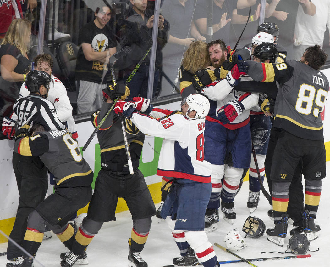 La intensidad del partido produjo constantes peleas entre los jugadores de ambos equipos. Jueves 7 de julio del 2018 en T-Mobile Arena de Las Vegas. Foto Benjamín Hager / Las Vegas Review-Journal.