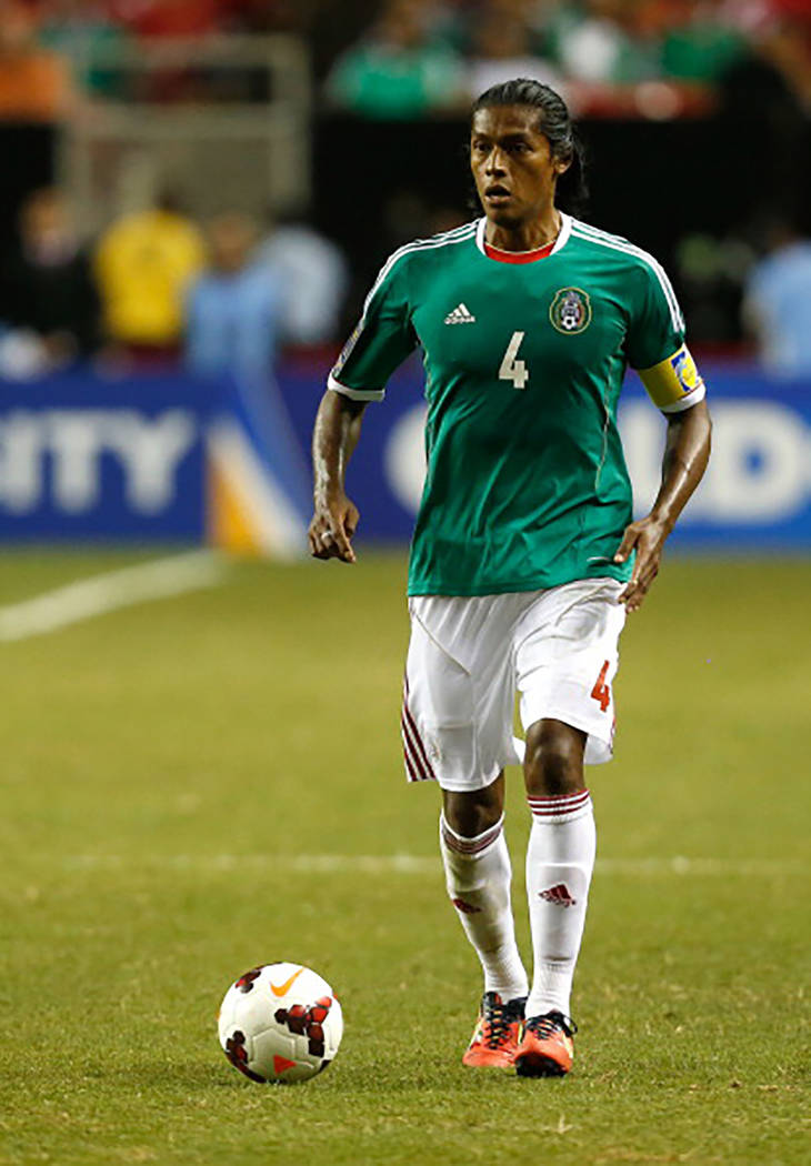 Joel Huiqui (4), capitán de la Selección de México, durante un partido de la Copa Oro de CONCACAF contra Trinidad & Tobago, el 20 de julio del 2013 en Atlanta, Georgia. [ Foto Mike Zarrilli / G ...