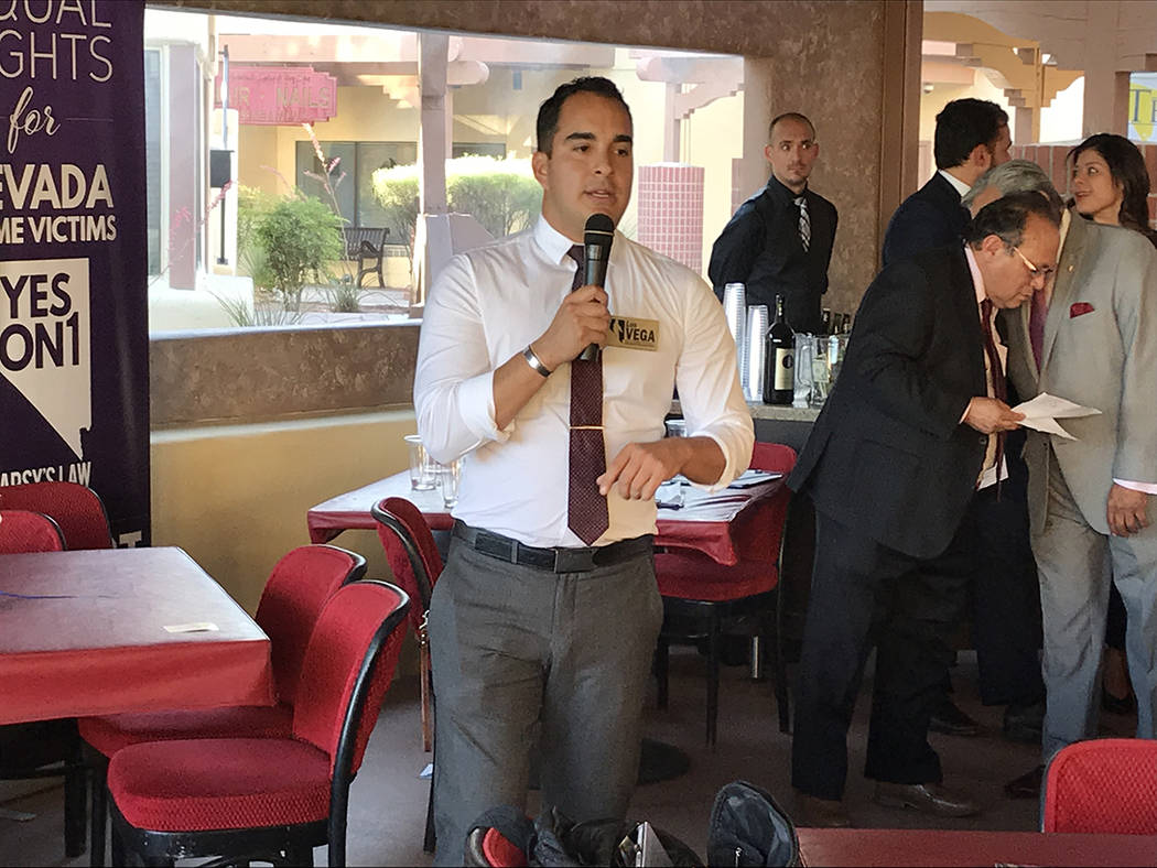 El republicano Luis Vega, aspirante a asambleísta por el Distrito 4, exhortó a los jóvenes a involucrarse en la política para poder hacer el cambio. Miércoles 6 de junio del 2018 en restauran ...