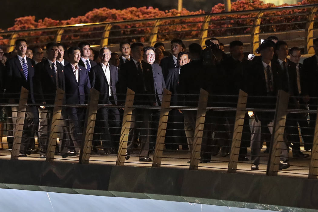 El líder de Corea del Norte, Kim Jong Un, es escoltado por su delegación de seguridad mientras visita Marina Bay en Singapur, el lunes 11 de junio de 2018, antes de la cumbre de Kim con el presi ...