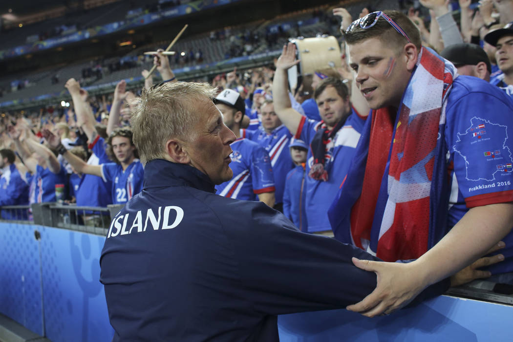 El co-entrenador de Islandia, Heimir Hallgrimsson, saluda a sus seguidores al final del partido de fútbol de cuartos de final de la Euro 2016 entre Francia e Islandia, en el Stade de France en Sa ...
