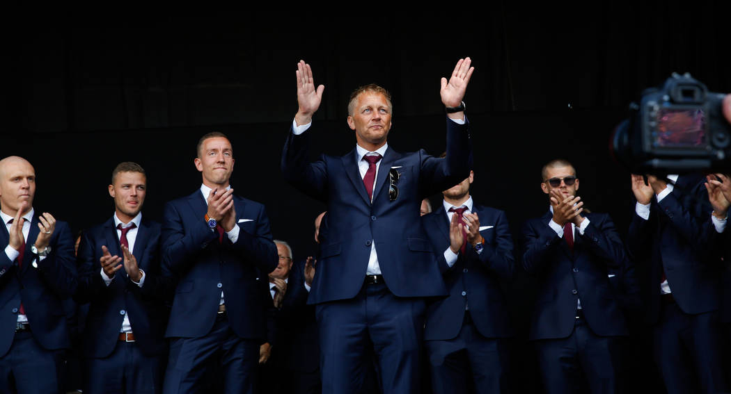 El director de fútbol, Heimir Hallgrimsson, saluda a la multitud mientras los aficionados al fútbol de Islandia dan la bienvenida a su equipo nacional de fútbol, un héroe de los campeonatos de ...