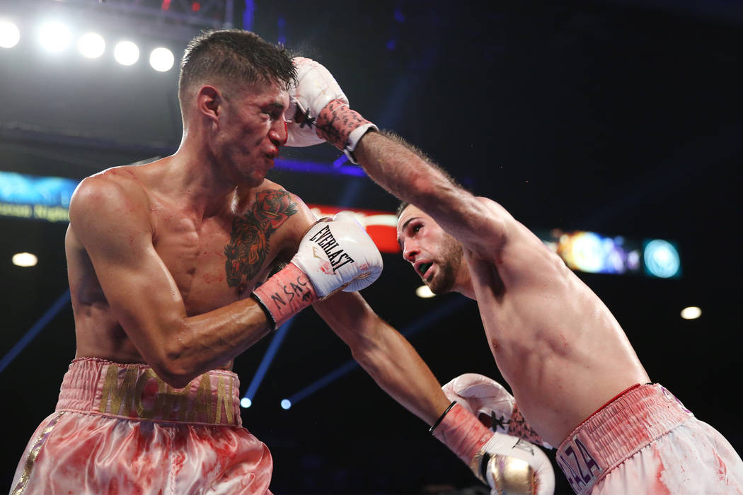 José Pedraza, a la derecha, conecta un golpe contra Antonio Moran en la pelea entre el peso ligero de la OMB Latino en el MGM Grand Garden Arena en Las Vegas, el sábado 9 de junio de 2018. José ...